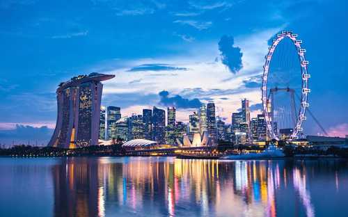 Autocarro panorâmico em Marina Bay em Singapura