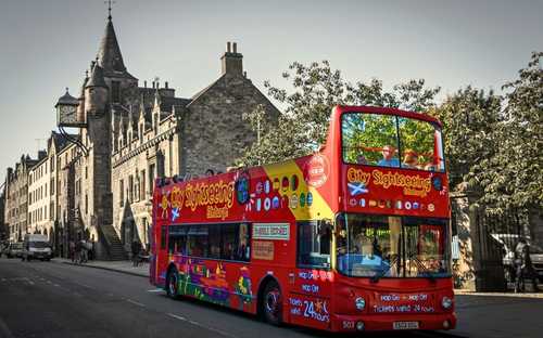 Autocarro panorâmico junto ao Castelo de Edimburgo