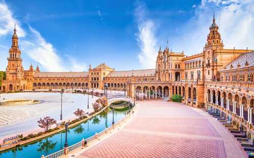 Autocarro panorâmico na Plaza de España em Sevilha