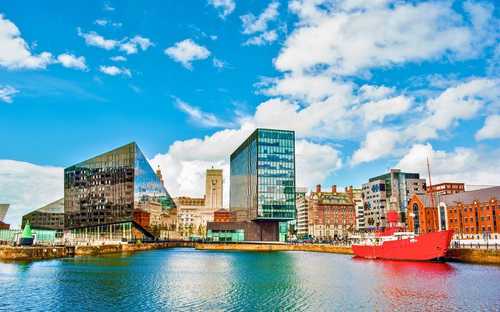 Autocarro panorâmico na zona do porto de Liverpool