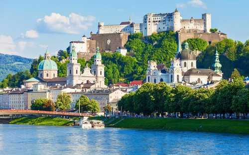 Autocarro panorâmico junto à Fortaleza em Salzburgo