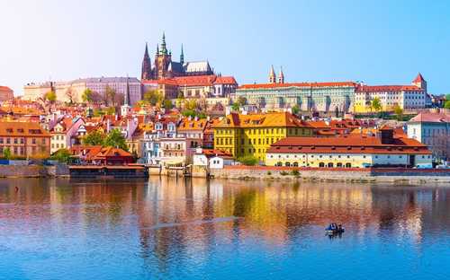 Autocarro panorâmico junto ao Castelo de Praga