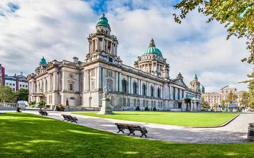 Circuito Hop-On Hop-Off em Belfast Autocarro panorâmico no Bairro do Titanic em Belfast