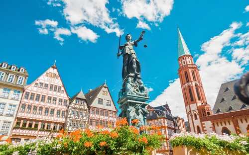 Autocarro panorâmico na praça Römerberg em Frankfurt