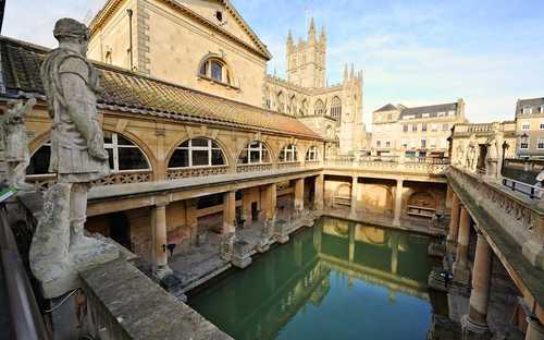 Autocarro panorâmico nos Banhos Romanos de Bath