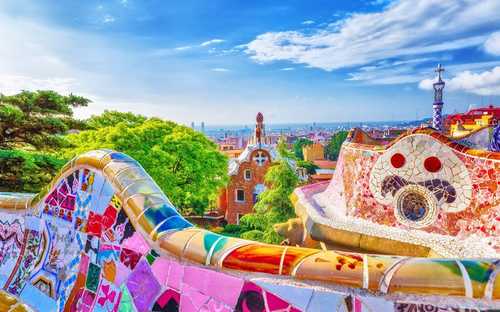 Autocarro Hop-On Hop-Off em Barcelona Autocarro panorâmico junto à Sagrada Família em Barcelona