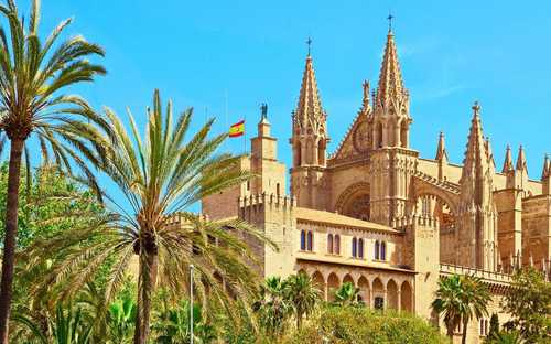 Autocarro panorâmico junto à Catedral em Palma
