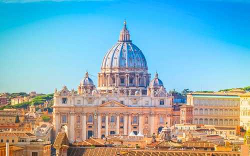 Autocarro panorâmico junto ao Coliseu em Roma