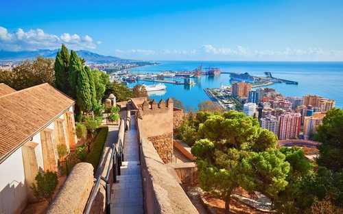 Autocarro panorâmico junto à Fortaleza da Alcazaba em Málaga