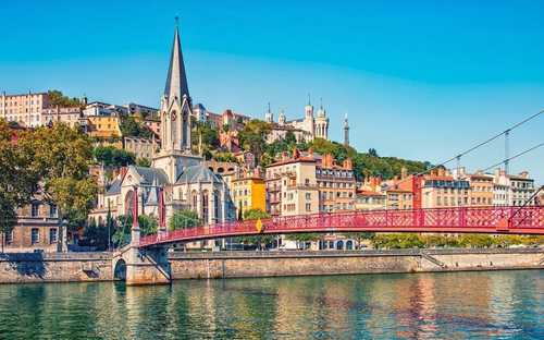 Autocarro panorâmico na Basílica de Fourvière em Lião