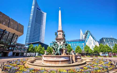 Autocarro panorâmico no Monumento à Batalha em Leipzig
