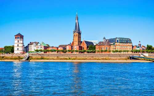 Autocarro panorâmico em MedienHafen em Düsseldorf