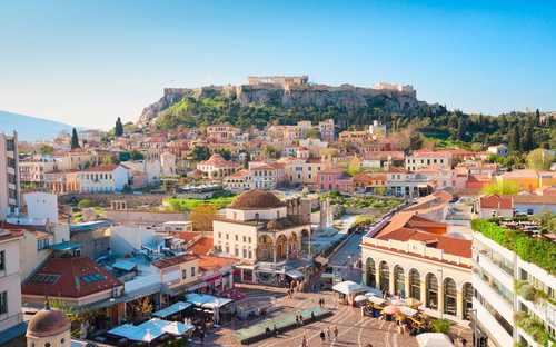 Autocarro panorâmico junto à Acrópole em Atenas