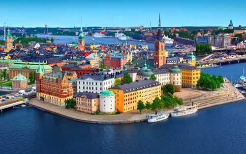 Autocarro panorâmico em Gamla Stan em Estocolmo